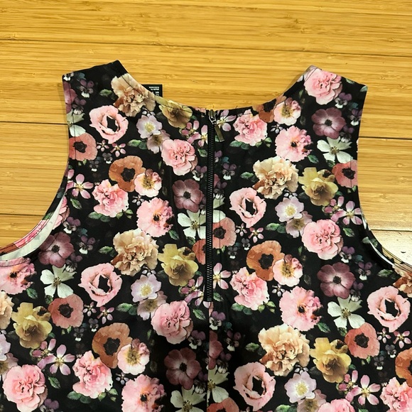 H&M  Set Tapered Cropped Pants Black & Pink Floral Size 4 / Top Size 6 - Picture 15 of 16